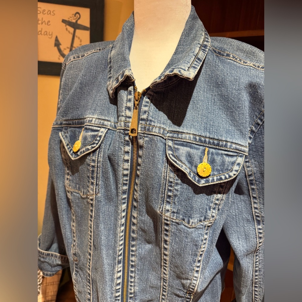 Woman’s zippered Denim Jacket in Light Blue